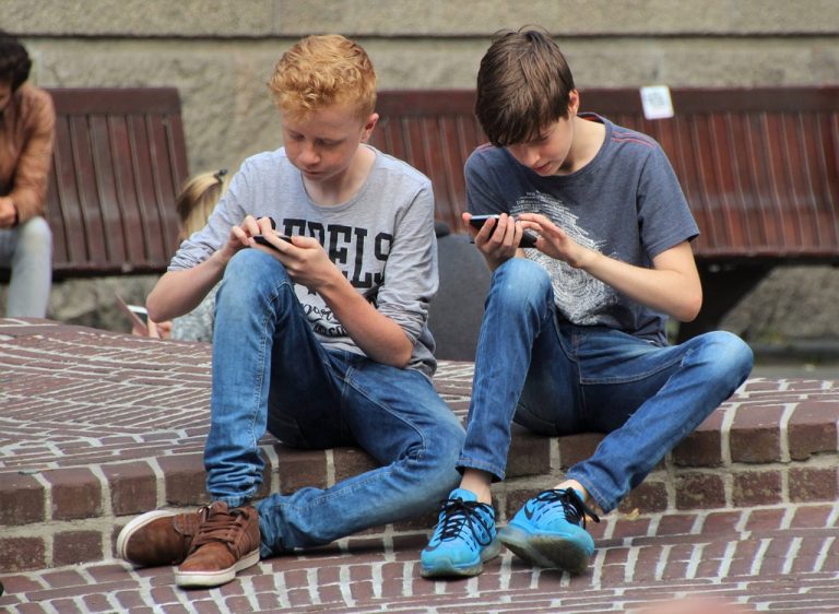 Drei hilfreiche Vorschläge zur Reduzierung der Bildschirmzeit Ihres Kindes Drei hilfreiche Vorschläge zur Reduzierung der Bildschirmzeit Ihres Kindes