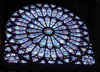 Eine radikale französische Feministin entschuldigt sich für die Beleidigung von Katholiken